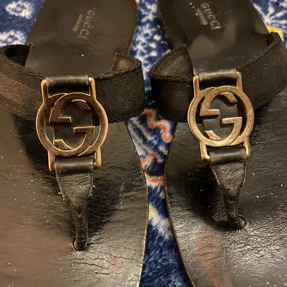 Gucci Black Leather Logo Thong Sandals - Picture 2 of 11